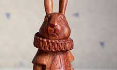 Белый кролик (Алиса в Стране Чудес) - Деревянная скульптура Владимира Цепляева